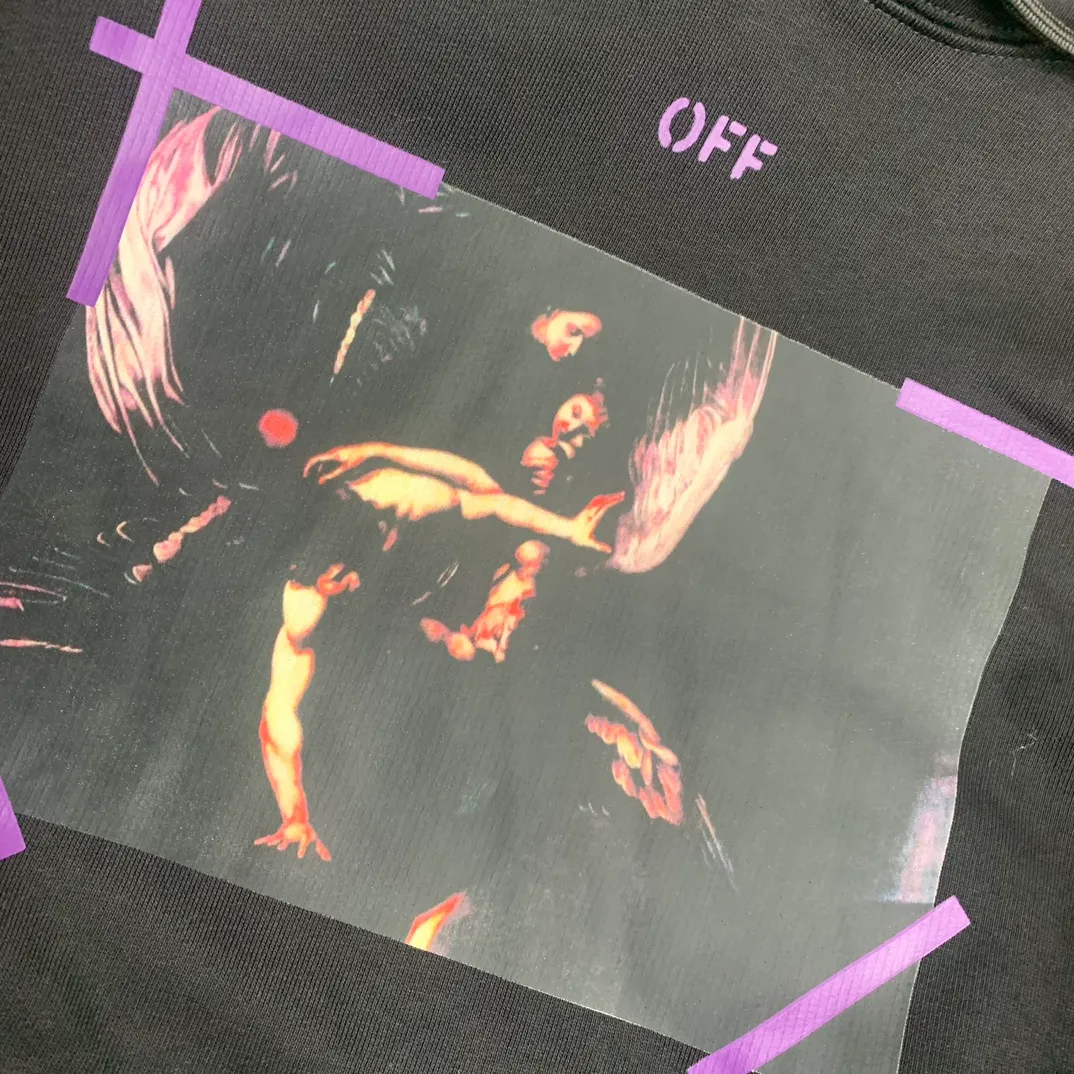The top tested version of Off-White 2023 new autumn and winter Angel Caravaggio spray-painted arrow hooded sweatshirt. The craftsmanship of this model can be said to be very difficult. There is a direct comparison between our home and many versions on the market. You can more clearly distinguish between good and bad just by looking at the prints. This printing uses Kornit's digital direct-injection process. The entire printing effect is like drawing lines with a marker pen. The imitation effect can achieve the same visual effect as the real thing. The main reason is that the color transition of this printing is too small, which makes it impossible to directly copy the pattern when scanning. The image must be manually enlarged more than 40 times, and then adjusted bit by bit to add a soft color (white) effect. The fabric is made of 480g large fish scale pure cotton terry dyed in a vat, which is a big launch and has a full drape. Full set of customized accessories, washed, labeled. Guaranteed to be the top product on the market.  Color: Black Size: XS-L P:410